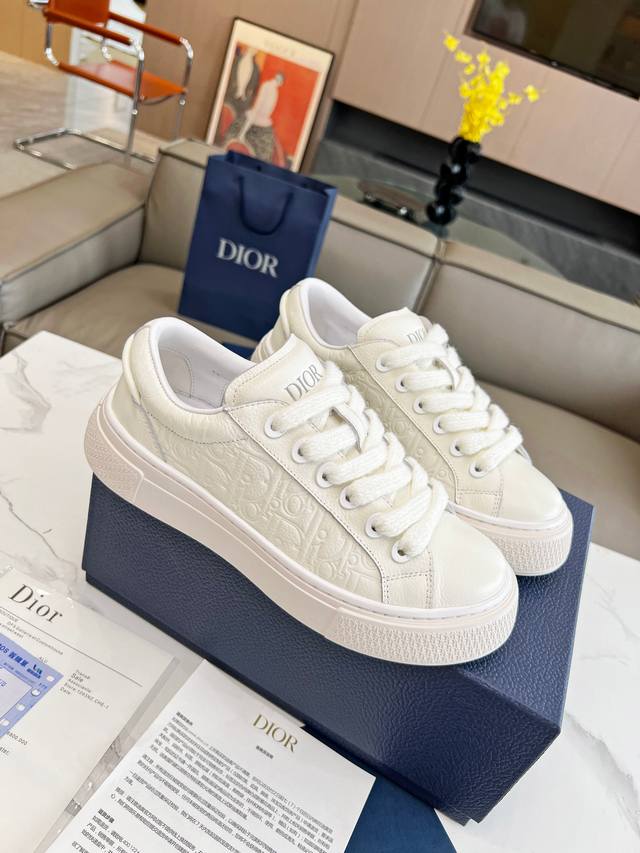 顶级版工厂价 Dior迪奥 B33运动鞋 采用黑色粒面头层牛皮精心制作，点缀以同色调 Dior Gravity 压花效果，精美非凡，内里采用同色系绵羊里柔软舒适